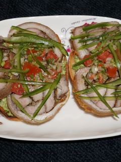 Una foto de SANDWICH ABIERTO DE ARROLLADO CON PALTA EN PAN BAGEL. JON STYLE