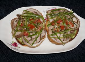 Una foto de SANDWICH ABIERTO DE ARROLLADO CON PALTA EN PAN BAGEL. JON STYLE