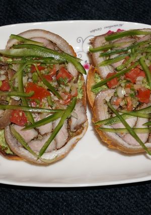 Una foto de SANDWICH ABIERTO DE ARROLLADO CON PALTA EN PAN BAGEL. JON STYLE