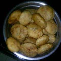 A picture of Aloo kachori.