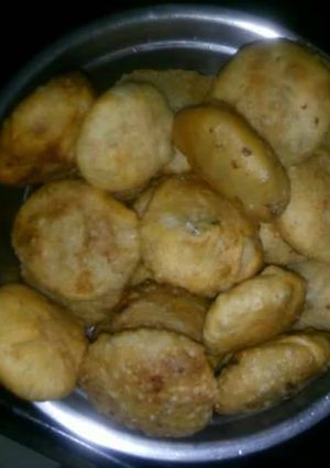A picture of Aloo kachori.