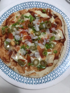 Una foto de Pizza con pan árabe o pan pita en sartén