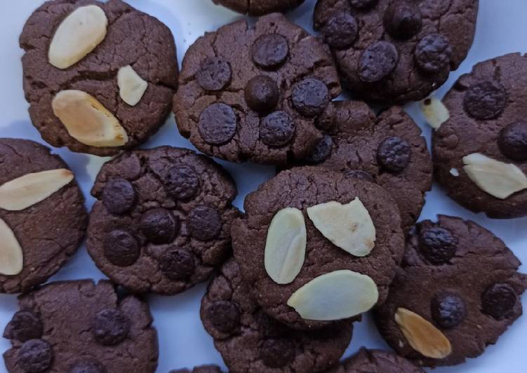 Langkah Mudah untuk Menyiapkan Simple Choco Chip Cookies yang Lezat