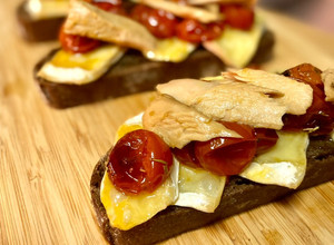 Foto principal de Tostas templadas con brie, tomates confitados y melva