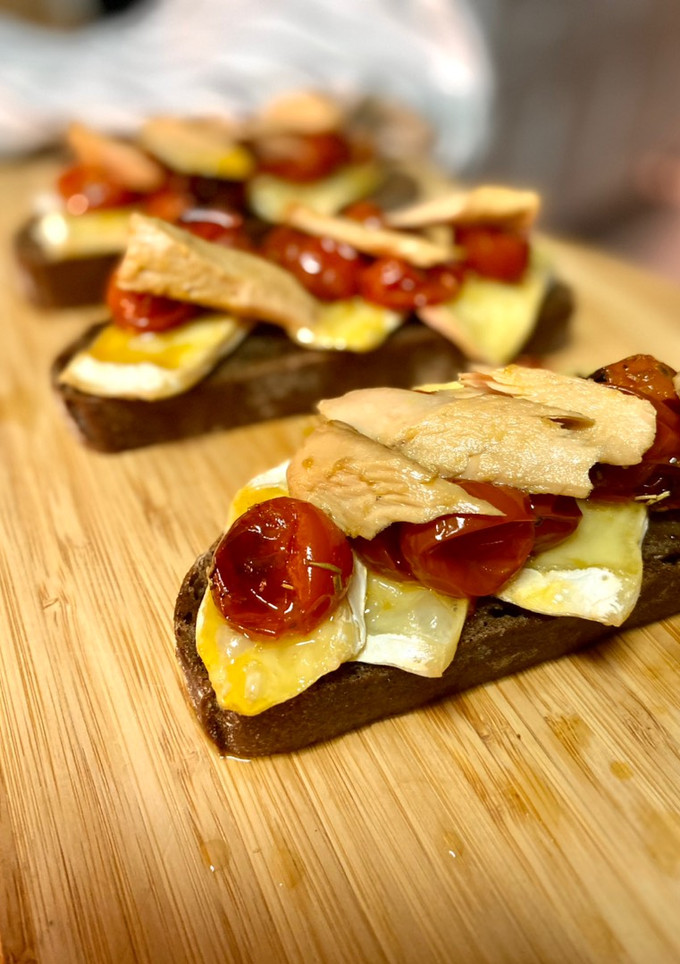 Una foto de Tostas templadas con brie, tomates confitados y melva