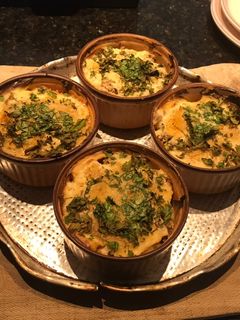 Una foto de VIEYRAS gratinadas con salsa blanca