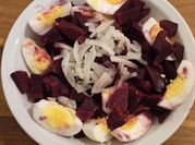Una foto de ensalada de betarraga peruana