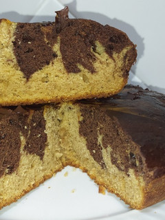Una foto de Bizcocho marmolado de plátano 🍌 y chocolate🍫