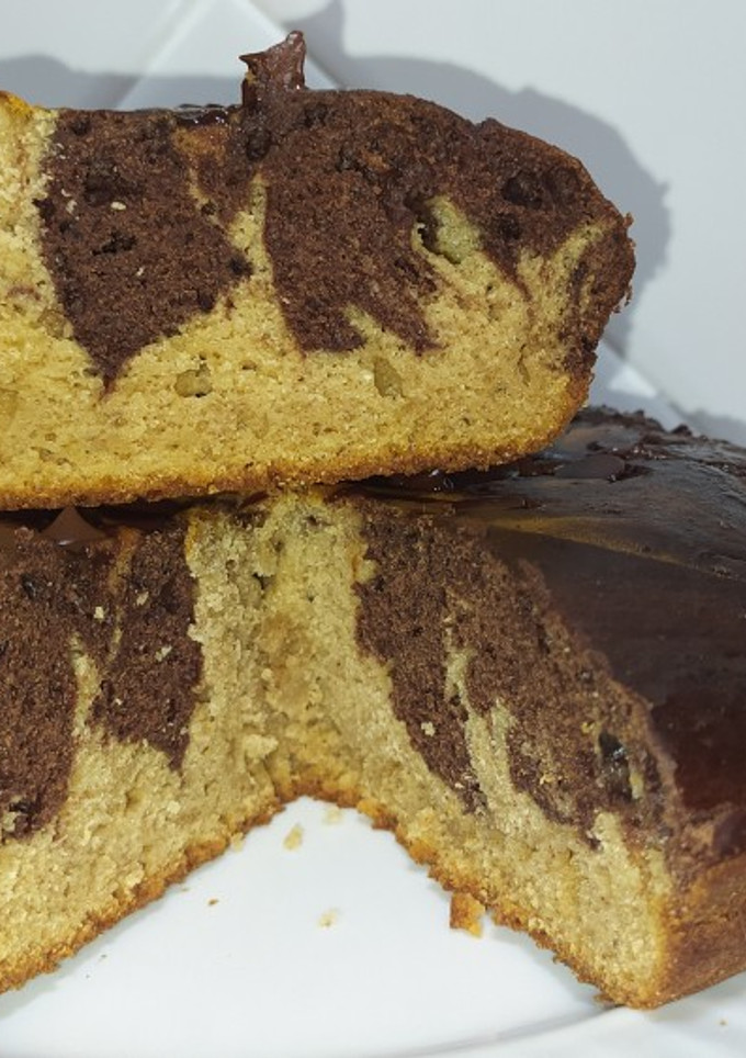 Una foto de Bizcocho marmolado de plátano 🍌 y chocolate🍫
