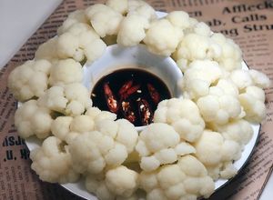 Hình của món Bông cải trắng luộc chấm nước tương.