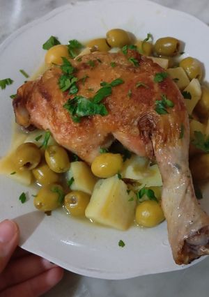 صورة لوصفة دجاج مع بطاطا وزيتون