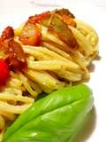Spaghetti alla salsa di mandorle e basilico con zucca, fichi e datterini