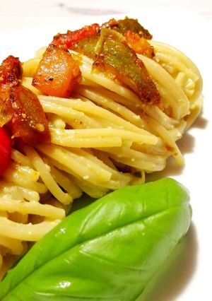 Foto di Spaghetti alla salsa di mandorle e basilico con zucca, fichi e datterini