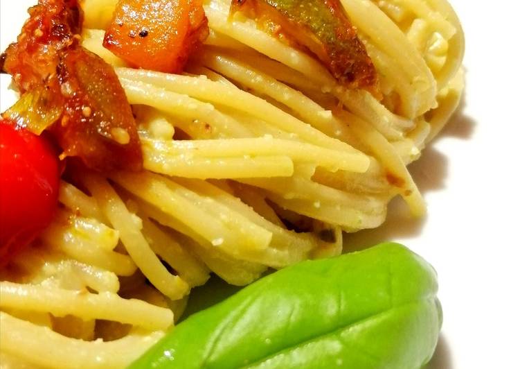 Spaghetti alla salsa di mandorle e basilico con zucca, fichi e datterini