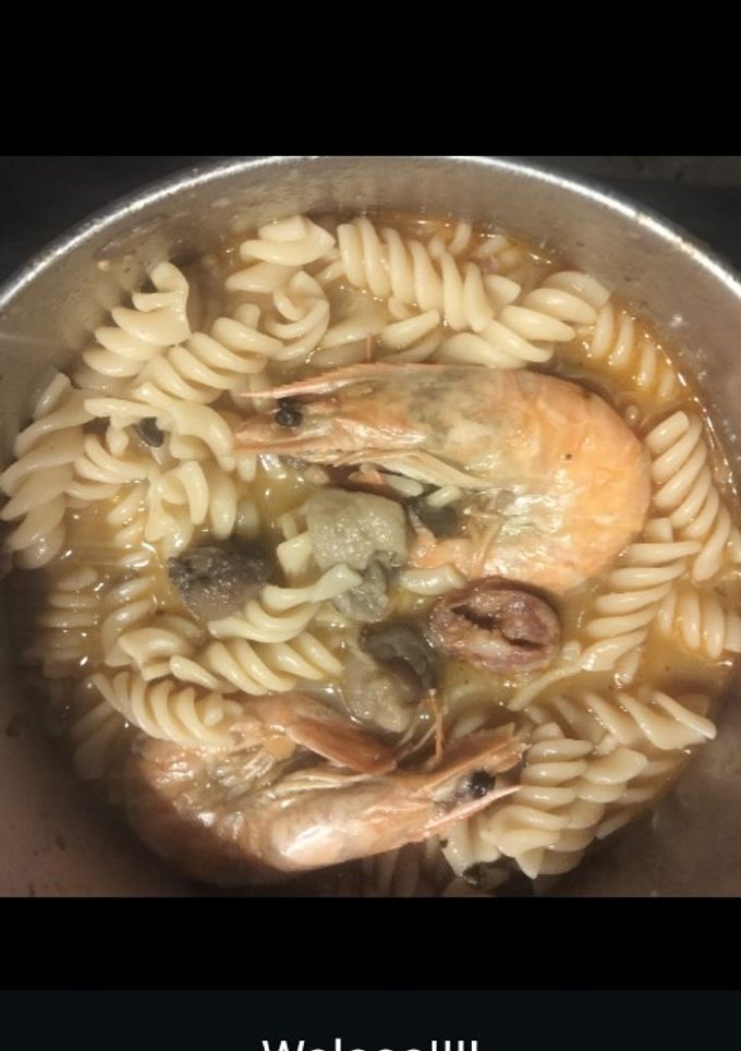Una foto de Espirales con chorizo setas y gambones