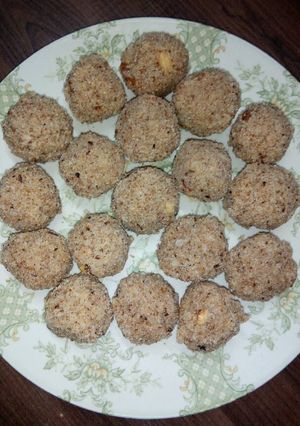 A picture of Rava Laddoo using sugar syrup.