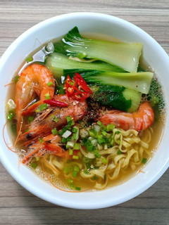 Hình của món Mì gói nấu tôm tươi.