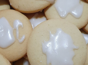 Una foto de Galletas de limón con glaseado 🍋🤍