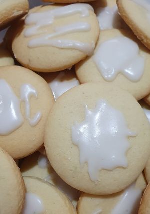 Una foto de Galletas de limón con glaseado 🍋🤍