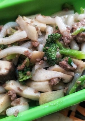 Hình của món Mì udon xào bò rau nấm.