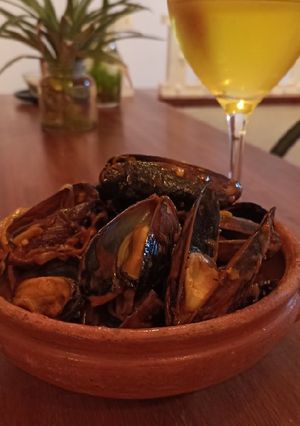 Una foto de Mejillones en salsa marinera