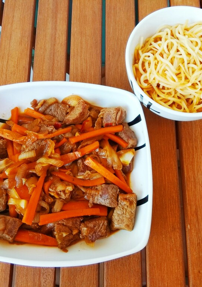 Una foto de Buey al jengibre con fideos crujientes