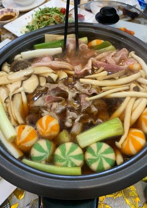 Hình của món Lẩu Sukiyaki.