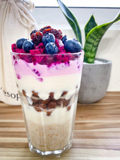 A picture of Healthy Berry Yogurt Oatmeal Cup for Men - Quarantine Breakfast.