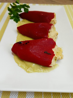 Una foto de Pimientos de piquillo rellenos con crema de tortilla
