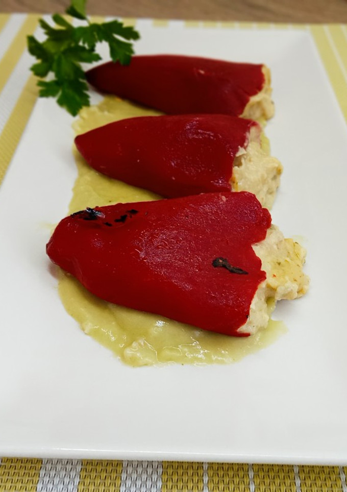 Una foto de Pimientos de piquillo rellenos con crema de tortilla