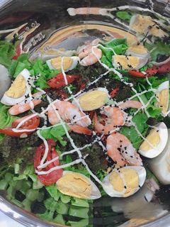 Hình của món Salad tôm trứng rong biển.