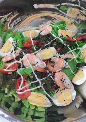Hình của món Salad tôm trứng rong biển.