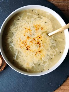 A picture of French Onion Soup.