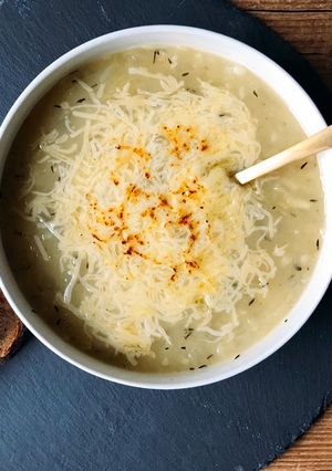 A picture of French Onion Soup.