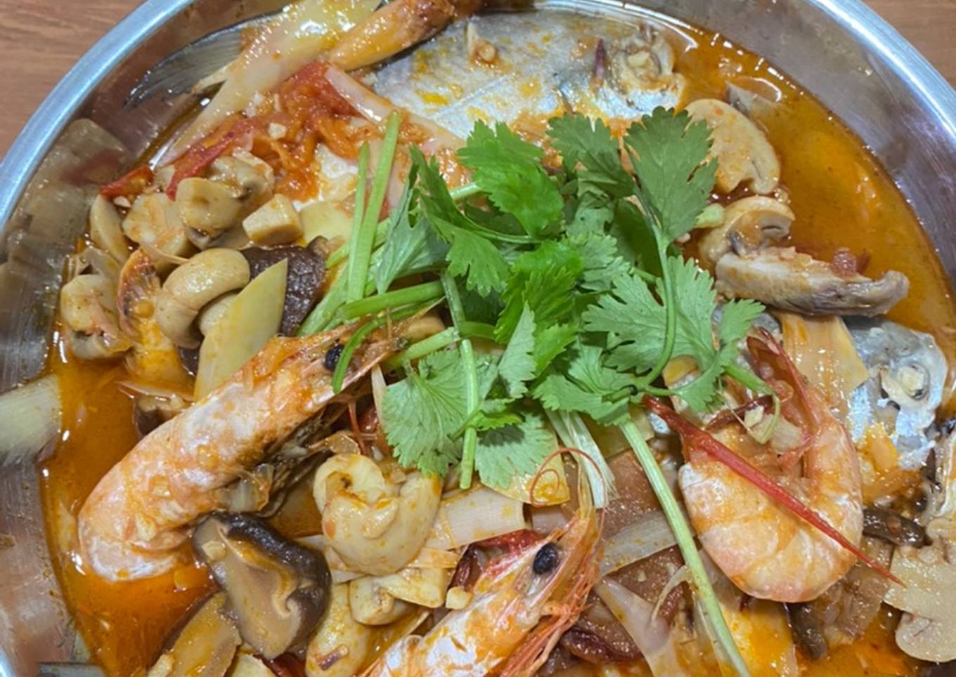 Steam bawal & udang saus tomyum