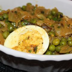 A picture of Egg and green peas masala.