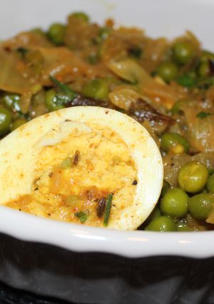 A picture of Egg and green peas masala.