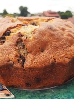 Una foto de Budín de banana 🍌, chips de chocolate 🍫 y nueces
