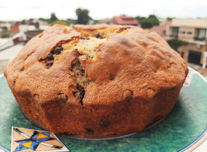 Una foto de Budín de banana 🍌, chips de chocolate 🍫 y nueces