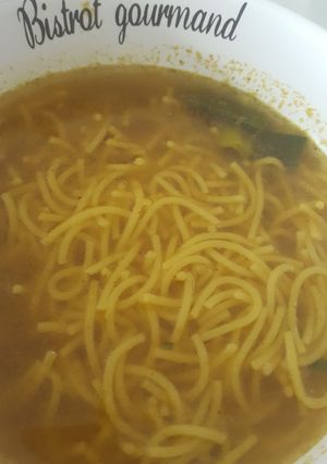 Une photo de Bouillon et nouille au curry