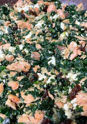 Una foto de Revuelto de espinacas, salmón y queso feta
