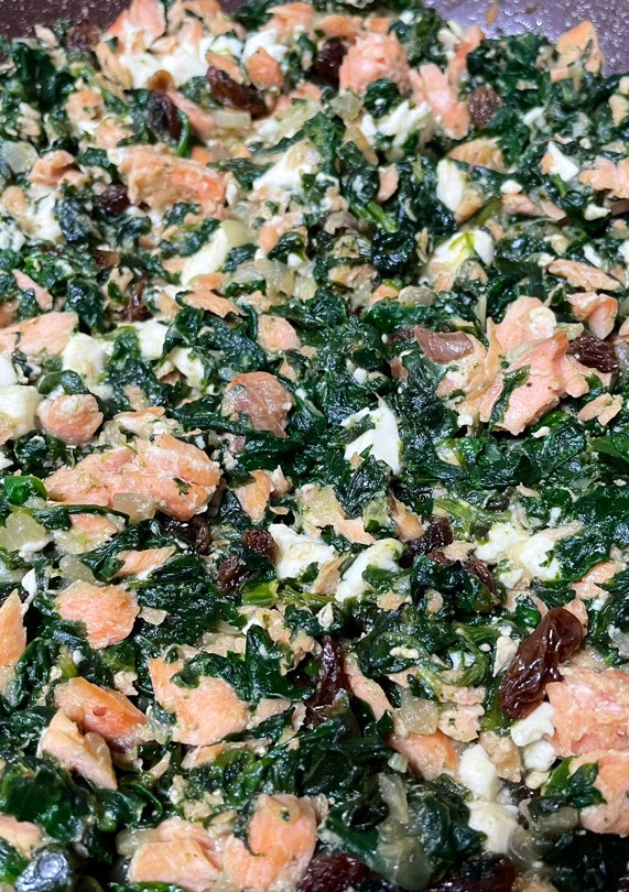 Una foto de Revuelto de espinacas, salmón y queso feta