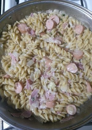 Una foto de Fideos con crema light jamón natural y salchichas de soja