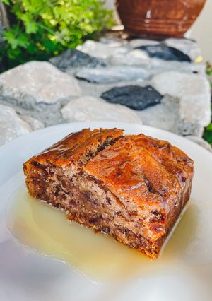 Φωτογραφία της συνταγής Vegan κέικ με χουρμάδες και σάλτσα καραμέλας