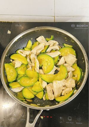 Hình của món Ức gà xào bí ngô non.