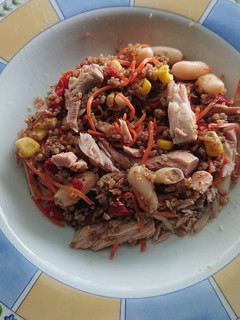 Una foto de Ensalada de quinoa y bonito