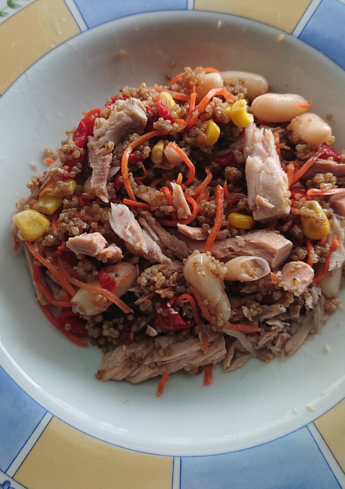 Una foto de Ensalada de quinoa y bonito