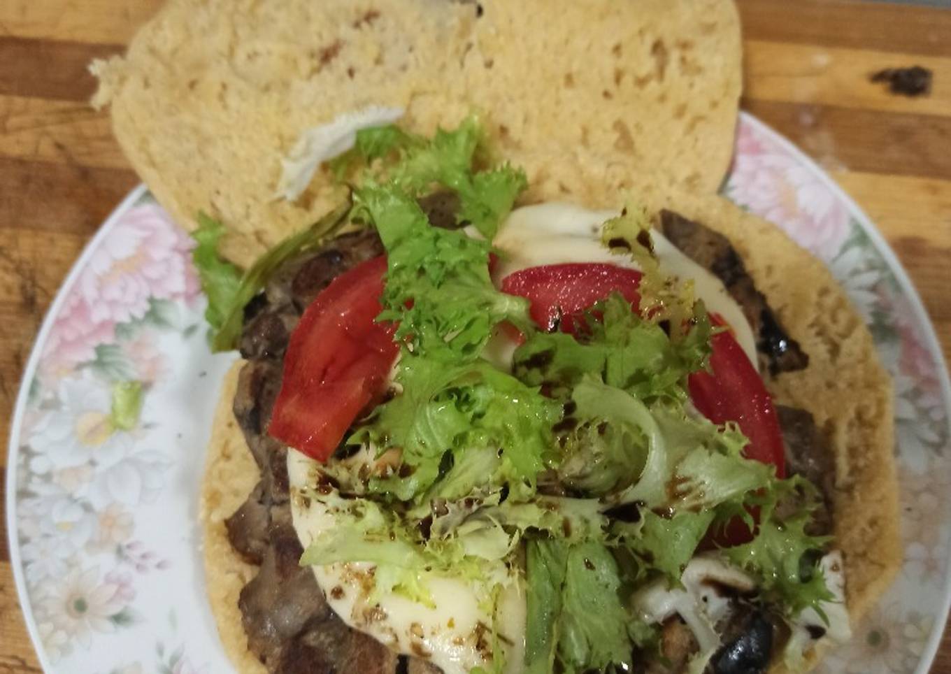 Hamburguesa de berenjena en pan casero rápido