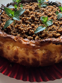 Una foto de Tarta de queso quemada, con crumble de galletas, miel y chía