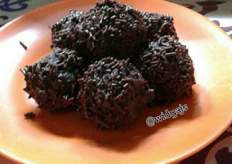 Bola bola brownis coklat